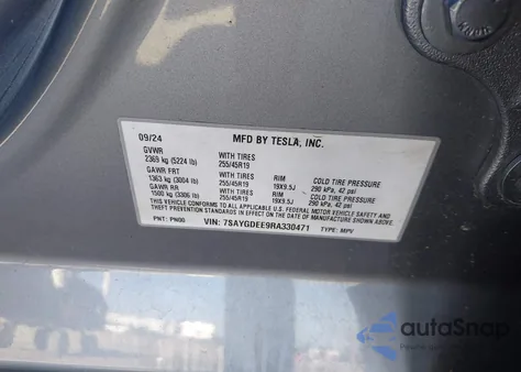 2024 Tesla Model Y Long Range Dual Motor All-Wheel Drive z USA, uszkodzony, nr VIN 7SAYGDEE9RA330471